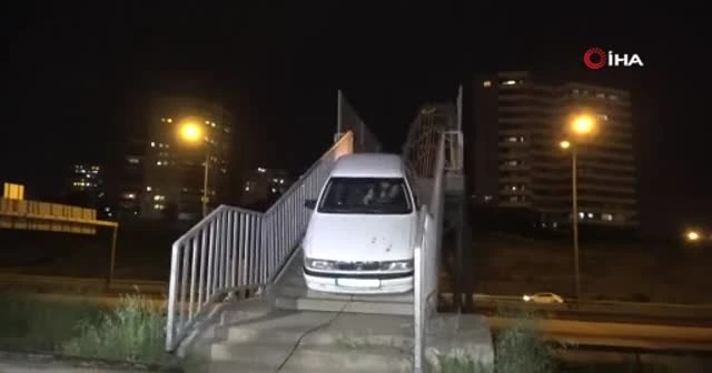 Yaya köprüsünden geçmeye çalışan otomobil korkuluklara sıkıştı