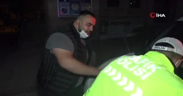 Yediği cezanın acısını polisleri görüntüleyerek çıkarmak istedi