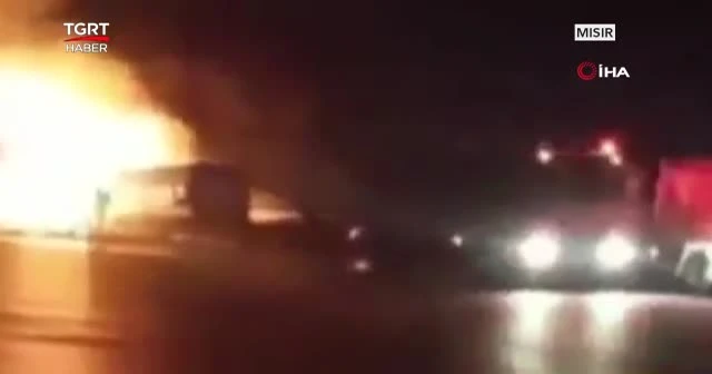 Yolcu otobüsü devrildi: En az 20 ölü