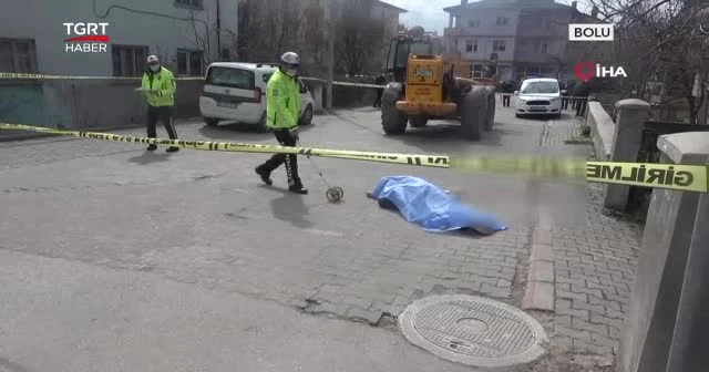 Yolda yürürken iş makinesinin altında kaldı