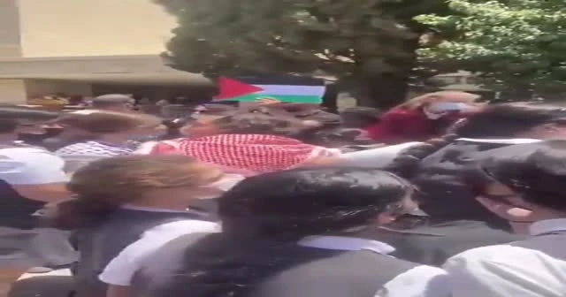 "Burası İsrail" diyen öğretmenlerine isyan ettiler