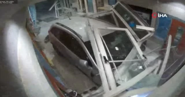 ABD’li sürücü hızını alamadı, karakola daldı