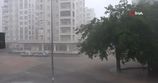 Adana’yı sağanak vurdu!