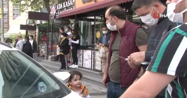 Boş yolda park halindeki araca çarpıp takla attı