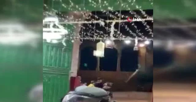 İsrail güçleri, Mescid-i Aksa’da ibadet edenlere saldırdı