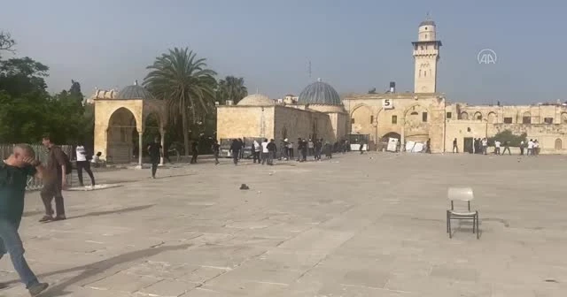 İsrail Mescid-i Aksa'yı işgal ediyor