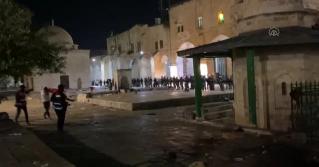 İsrail polisi Mescid-i Aksa’da cemaate saldırdı