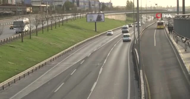 İstanbul'da kısıtlama nedeniyle haftanın ilk gününde yollar boş kaldı