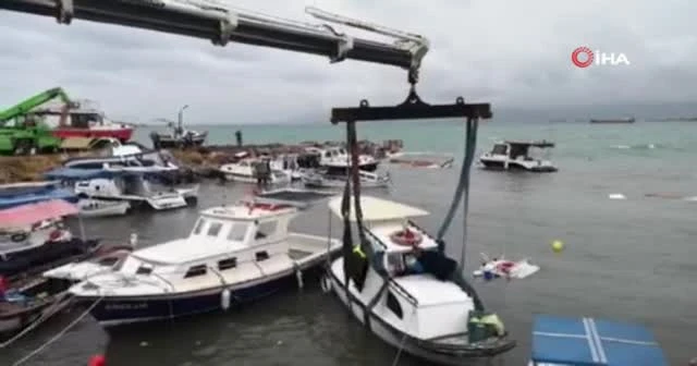 İzmir’i fırtına vurdu: 26 tekne battı