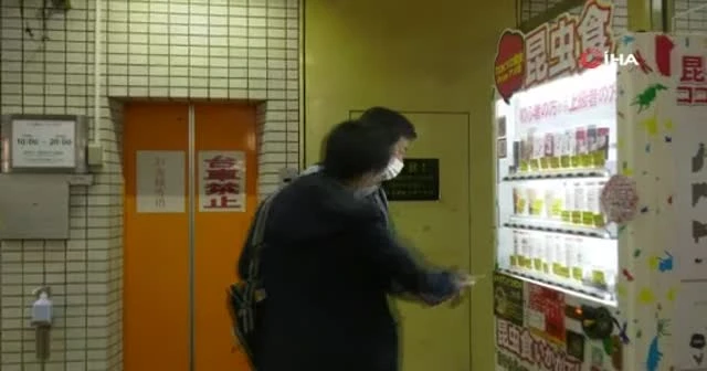 Japonya'daki atıştırmalık böcek otomatına yoğun ilgi