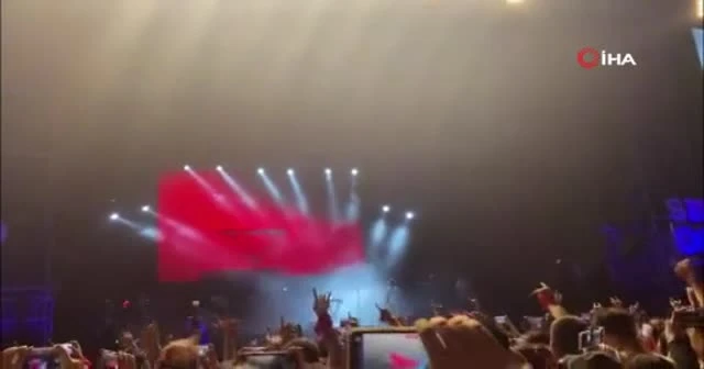 Kovid-19’un sıfır noktasında binlerce kişi ile müzik festivali
