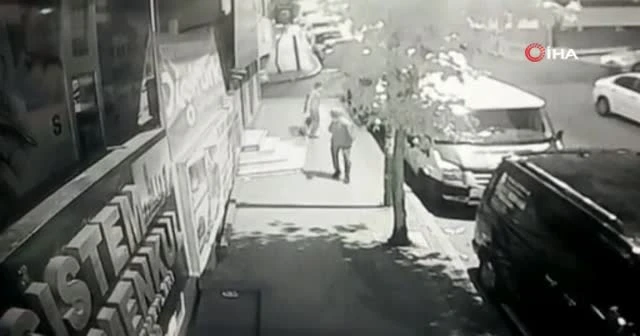 Küçükçekmece’de korku dolu anlar! Yoldan geçen iki kişiyi rastgele bıçakladı