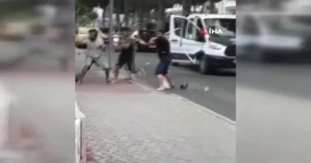 Piknik tüpüyle birbirlerine saldırdılar