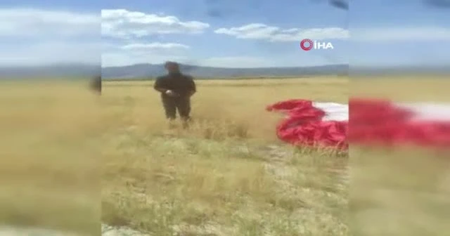 Tarlasına paraşütçü inen çiftçi paraşüte bindi