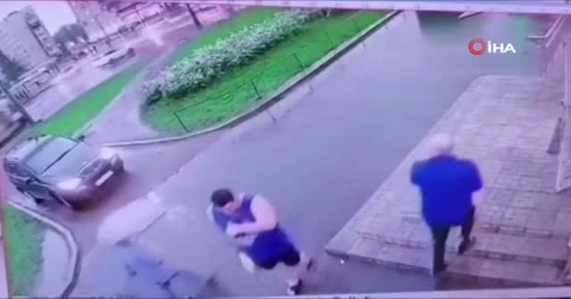 Yıldırımdan saçılan kıvılcımın arasında kaldı