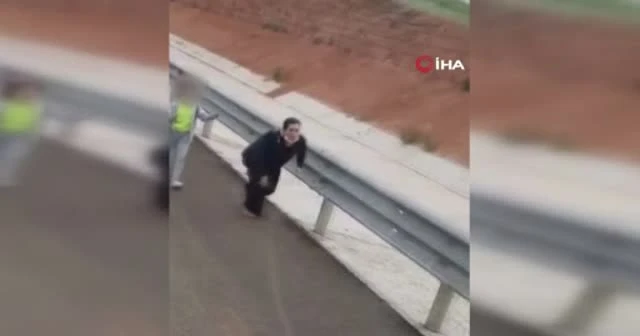 Yol ortasında sözlü saldırı! Tepki görünce tır sürücüsünün üstüne yürüdü