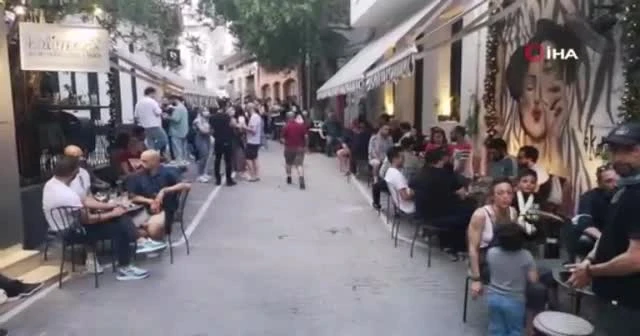 Yunanistan’da halk kafe ve restoranlara akın etti
