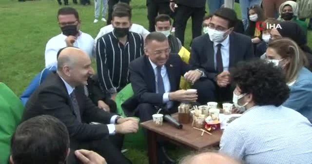 Cumhurbaşkanı Yardımcısı Oktay, gençlerle sohbet edip çay içti