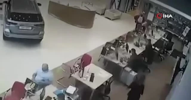 Fren yerine gaza basınca satış ofisine daldı