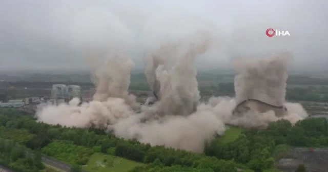 İngiltere’de 117 metre yüksekliğindeki kuleler 5 saniyede yıkıldı