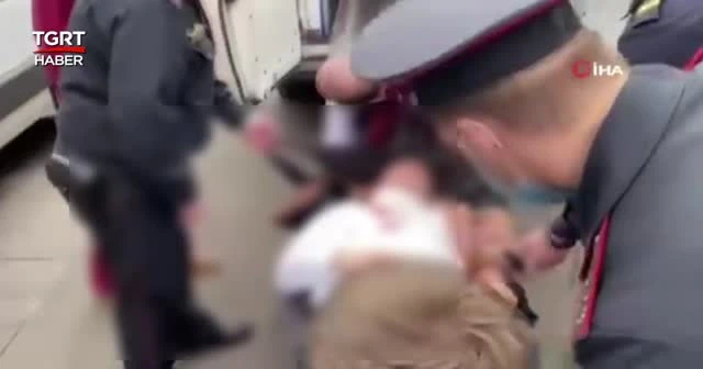 Mahkum mahkemede boğazını kesti