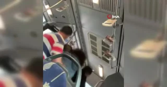 Metrobüste korku dolu anlar: Tekmeler ve yumruklar havada uçuştu