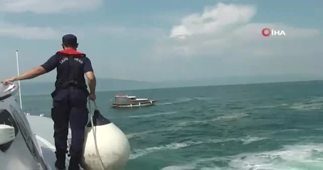 Müsilajların arasında can pazarı: Sahil Güvenlik ekipleri kurtardı