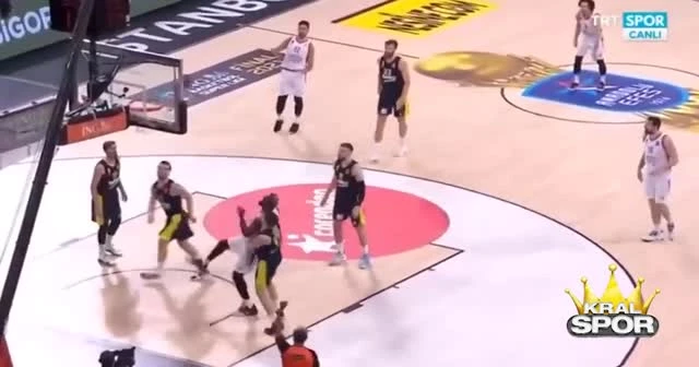 Olaylı maçta kazanan Anadolu Efes