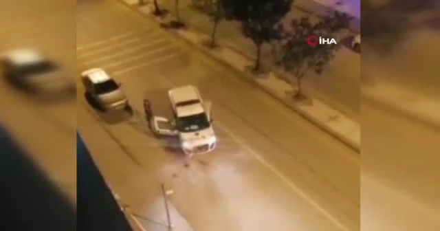 Polise bıçaklı saldırı: Vurularak durdurulabildi