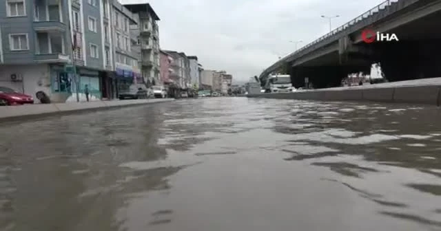 Sağanak yağış ana arterleri göle çevirdi