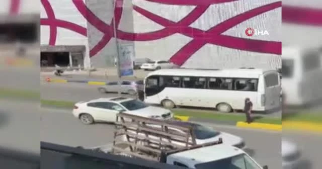 Trafik kazası yolu boks ringine çevirdi