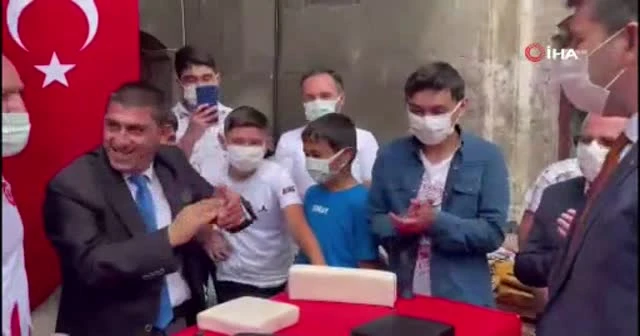 Vali şehrin fenomeni ile bilek güreşi tuttu