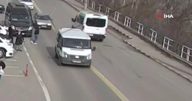Yok böyle kaza! Yayaya iki farklı araç çarptı