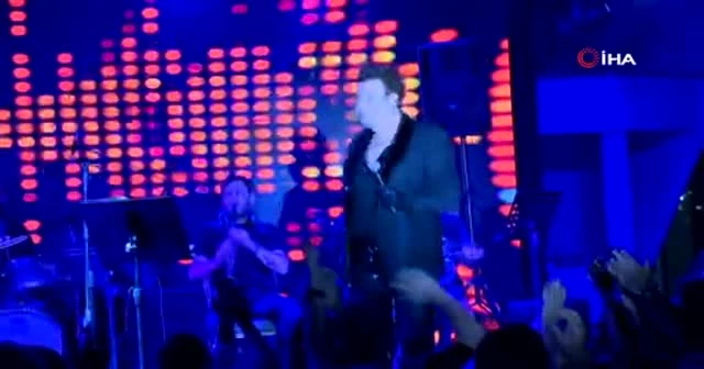Alkışlar az gelince sahneden inip tekrar geldi