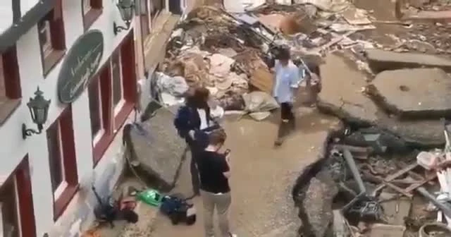 Alman muhabirden yalan skandalı: Eline yüzüne bulaştı