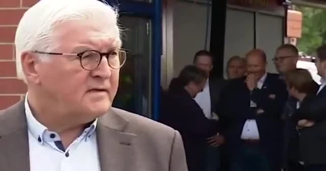 Almanya Cumhurbaşkanı Steinmeier ve başbakan adayı Laschet’in afet bölgesine ziyareti sosyal medyada tartışılıyor