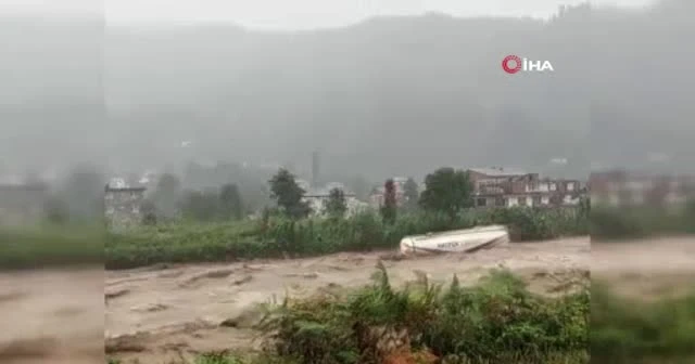 Artvin'de sel evi böyle yıktı