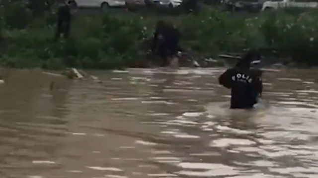 Artvin'deki sel felaketinde polisler vatandaşın yardımına koştu