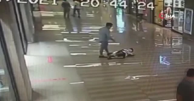 AVM'de çocuğa tekme tokat dayak