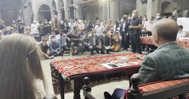 Cumhurbaşkanı Erdoğan gençlerden 'Elfida'yı dinledi