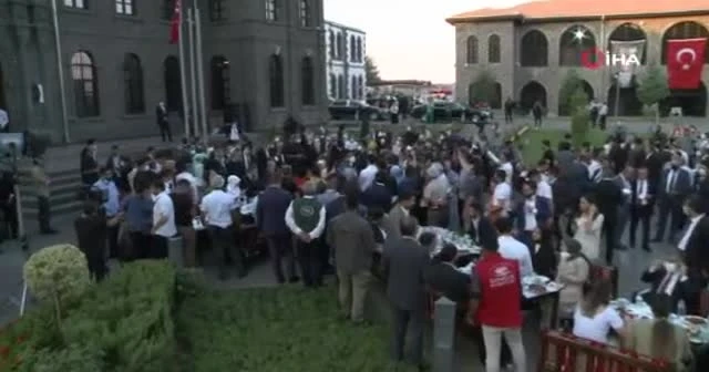 Cumhurbaşkanı Erdoğan, gençlerle beraber türkü söyledi