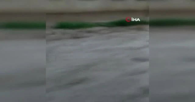Evden yola ip çekerek dere gibi akan suyun içerisinden geçtiler