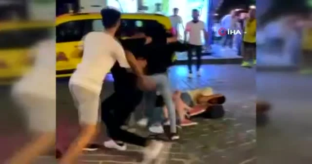Gençlerin tekmeli yumruklu kavgası: Ortalığı birbirine kattılar