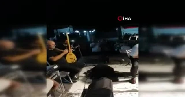 Hasan Yılmaz sahnede korona virüs aşısı oldu