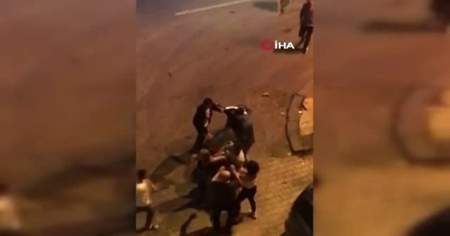 İki kızın uçan tekmeli kavgası kamerada