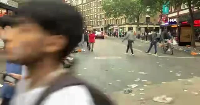 İngiliz taraftarlar, Leicester Meydanı’nı savaş alanına çevirdi