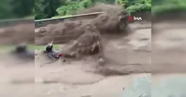 İtalya'da sel ve toprak kayması: Cadde ve sokaklar sular altında kaldı