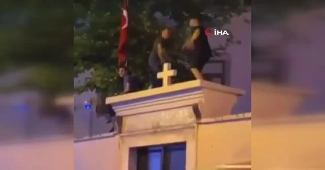 Kilise duvarı üzerinde eğlence tepki çekti