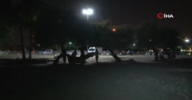 Kısıtlamaların kaldırılmasını göbek atarak kutladılar