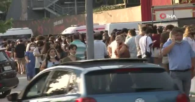 Konser kuyruğuna giren vatandaşlar koronayı unuttu
